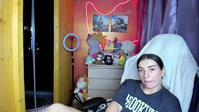 Fiery Brunette  online show from April 6, 11:44 am