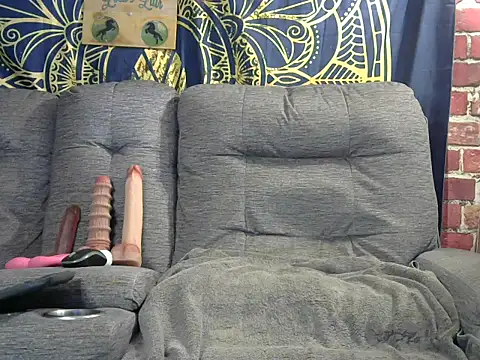 lovely lola1111 online show from April 10, 2:06 am