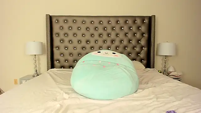 NadiaLyla online show from April 4, 2:32 am