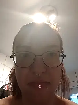 Isabella Geney online show from March 31, 7:30 am