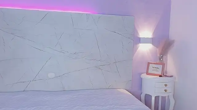 AbrilBrent online show from September 23, 8:40 pm