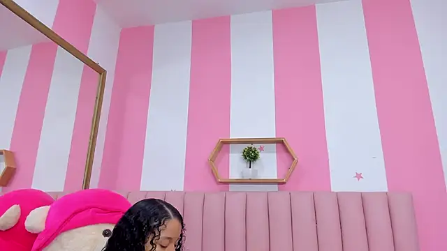 ISABELLA 020 online show from November 18, 11:55 am