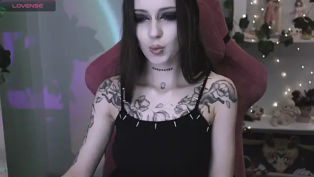 prettybones online show from June 16, 10:00 pm