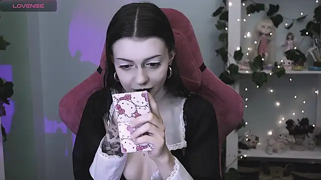 prettybones online show from June 15, 9:59 pm
