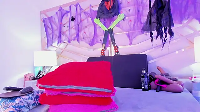 sophie-newton online show from October 29, 12:42 pm