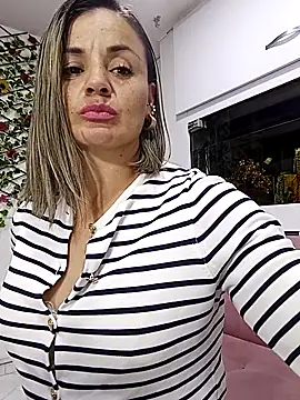 sweetfantasyy69 online show from May 22, 1:14 am