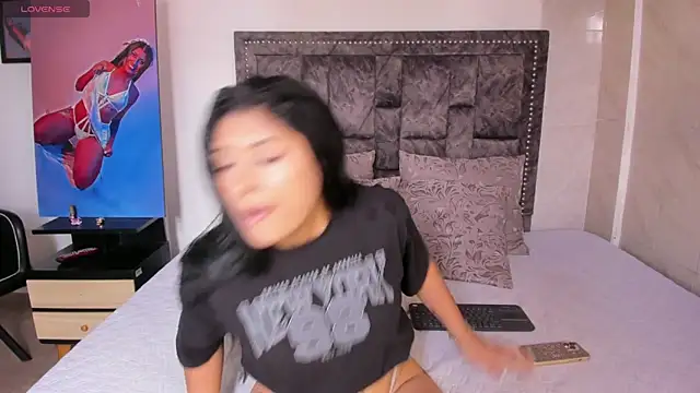 CandyRoxx1  online show from April 1, 9:01 pm