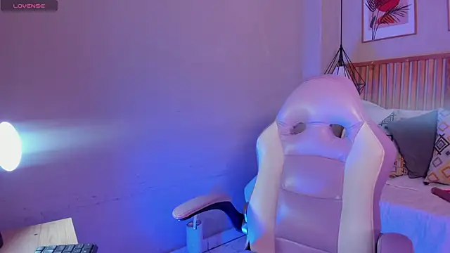 Ginger Winn online show from October 3, 9:09 pm