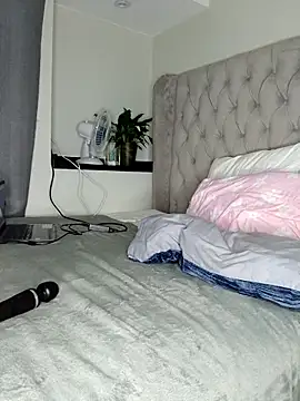 NiftyNora online show from March 9, 6:00 pm