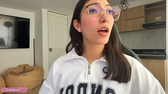 MarianaBranzz online show from February 26, 5:45 pm