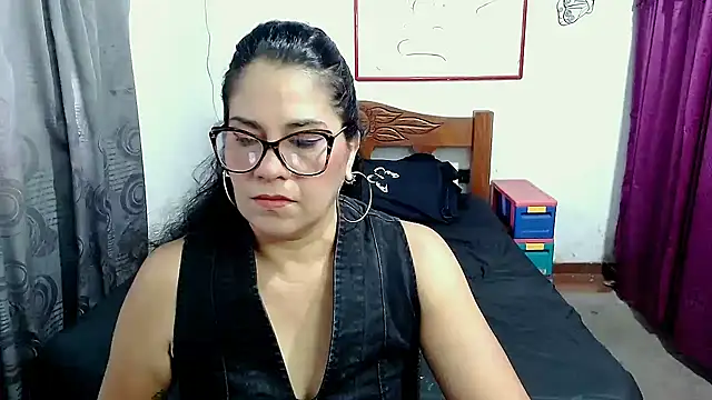 Mistresskloe01 online show from September 12, 12:34 pm