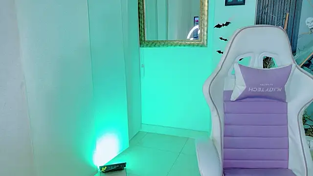 Madison Jackson online show from April 11, 7:06 pm