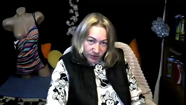 wLESLYMOSw online show from November 3, 7:23 am