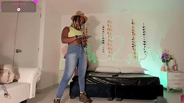 EmmaSanzz  online show from October 18, 11:35 am