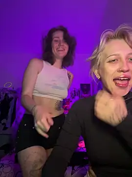 Dooubletroublee online show from August 2, 12:02 am