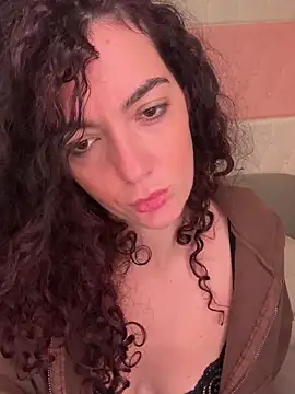 Strawberry queens online show from October 21, 9:30 pm