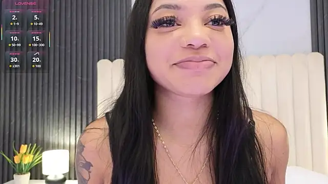 Madiee Rhea online show from April 11, 7:50 pm