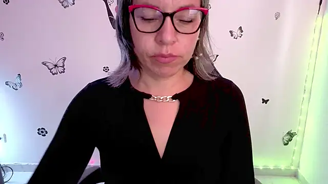 Lady breaks hearts online show from May 12, 1:18 pm
