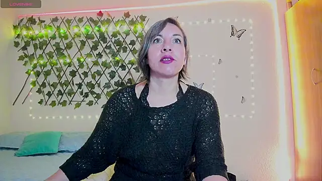 Lady breaks hearts online show from September 22, 10:24 am