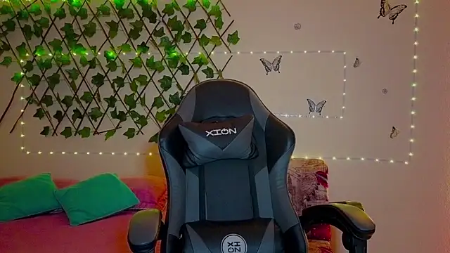 Lady breaks hearts online show from November 12, 10:46 am