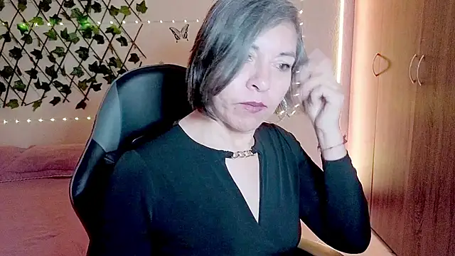 Lady breaks hearts online show from November 18, 5:58 pm