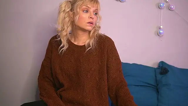 BritneyHudson online show from December 15, 11:26 am