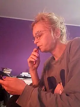 BritneyHudson online show from March 1, 6:46 am