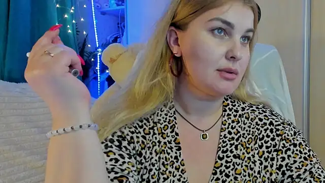 CoraSwon online show from March 15, 6:54 pm