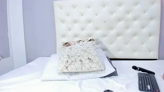 NICOLSKINNY1 online show from September 26, 8:50 pm