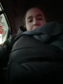 sylviahhh online show from April 8, 10:28 am