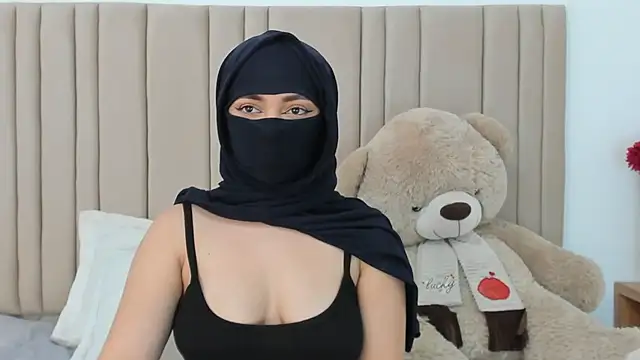 izadii online show from March 6, 8:15 pm