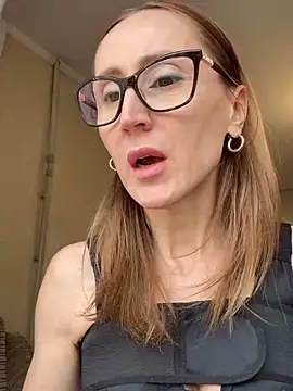 LauraDavis online show from April 15, 1:00 pm