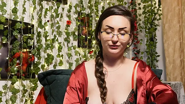 NaughtYHomemadE online show from July 18, 1:35 pm