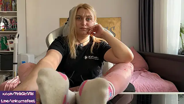 unicornsfeet online show from April 10, 2:45 pm