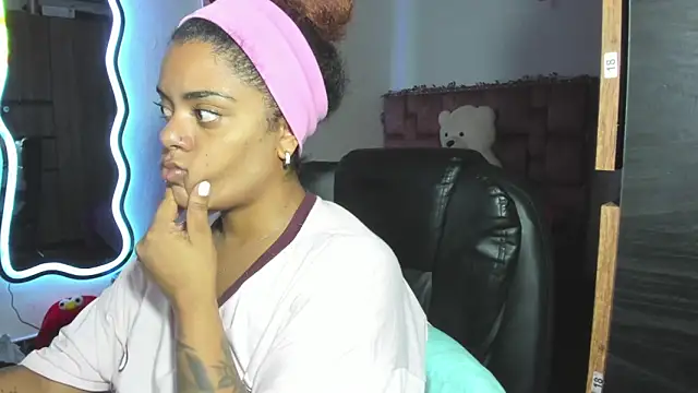 ladyrd1 online show from February 23, 11:48 pm