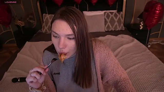 IceDanielles online show from February 9, 3:25 pm