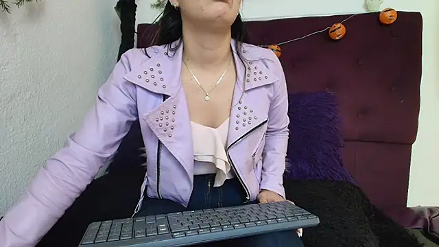 merlinaadams  online show from October 18, 3:37 pm