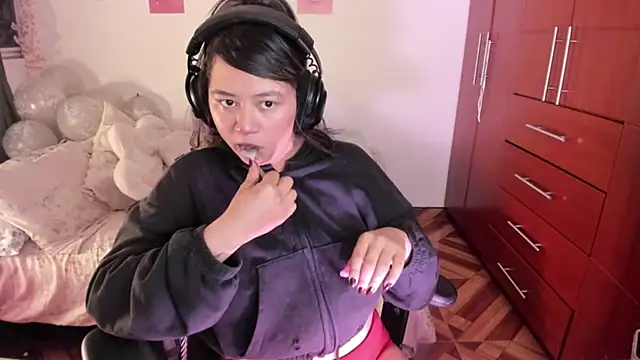 StephaniFox online show from December 5, 2:11 am