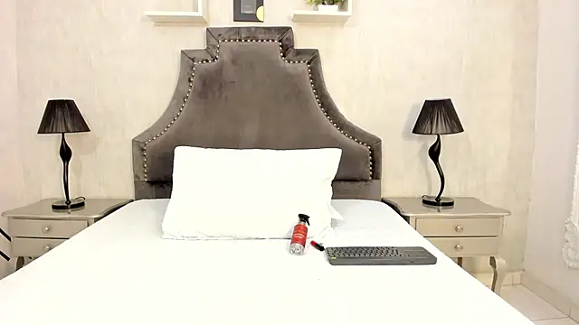 LaurenSnow online show from October 23, 2:23 pm