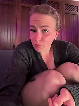 selenaluvv online show from April 4, 3:11 pm