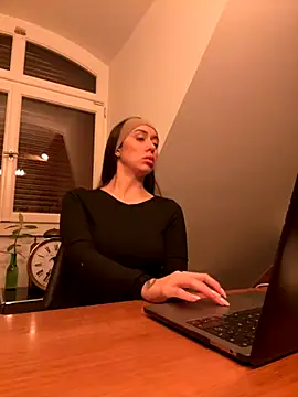 emiliasommer online show from October 4, 8:02 pm