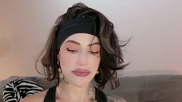 Hannah Borbon online show from April 16, 2:45 am