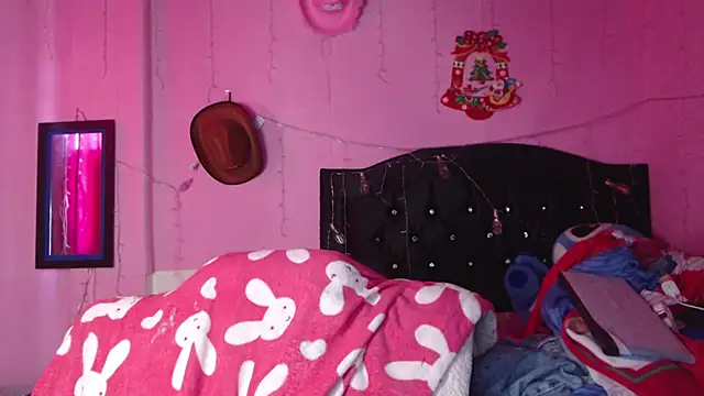 NikkiRous  online show from December 3, 1:46 pm