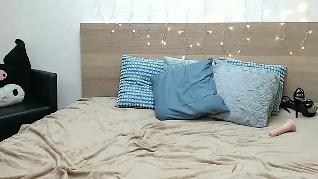 SophieyMoon online show from December 16, 9:15 am