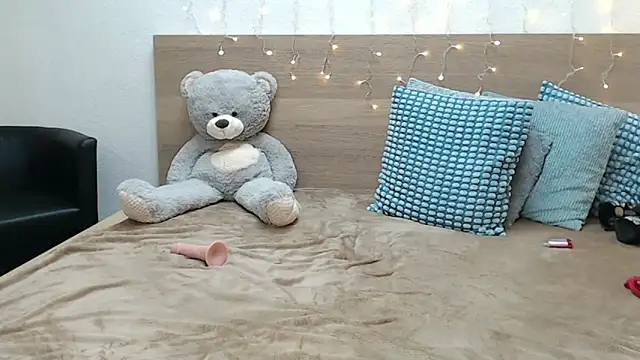 SophieyMoon online show from September 18, 9:30 am