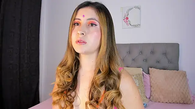 Nicol Swift  online show from October 25, 12:07 am