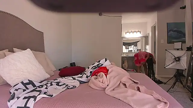 yiauana online show from March 14, 9:49 pm