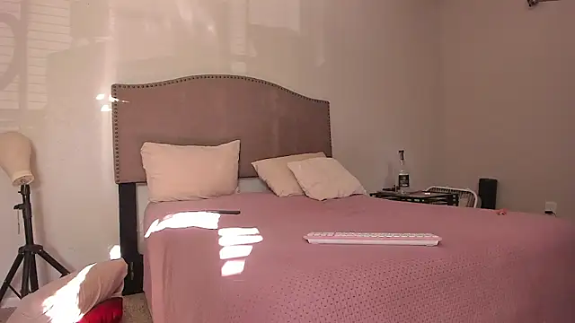 yiauana online show from March 13, 2:07 pm