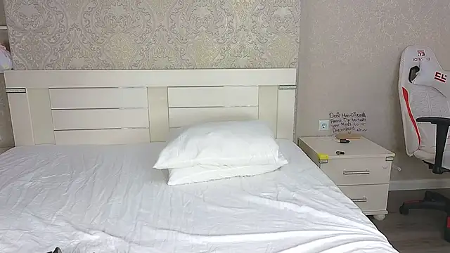 Diana Moon  online show from September 19, 1:15 am