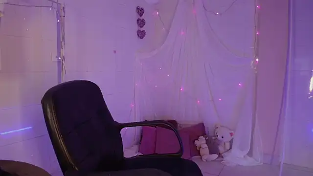 Giia paiige18 online show from October 27, 1:06 pm